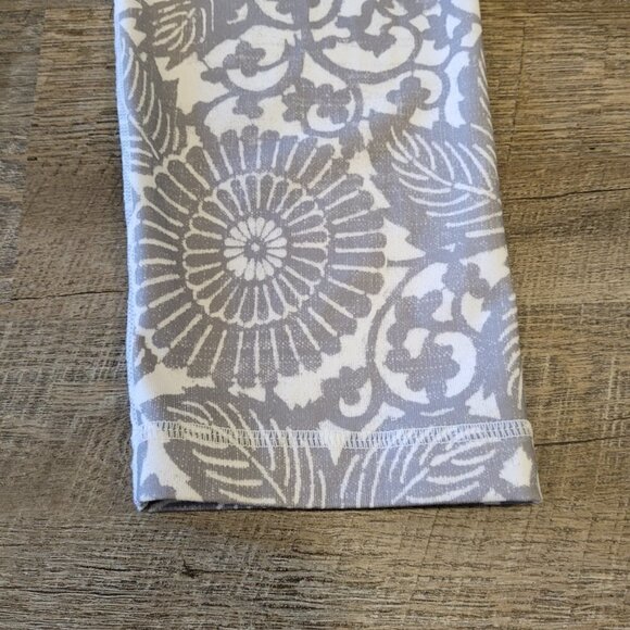 LULULEMON | Wunder Under Crop Leggings Floral White Grey 21" | Sz. 6 - Picture 3 of 7